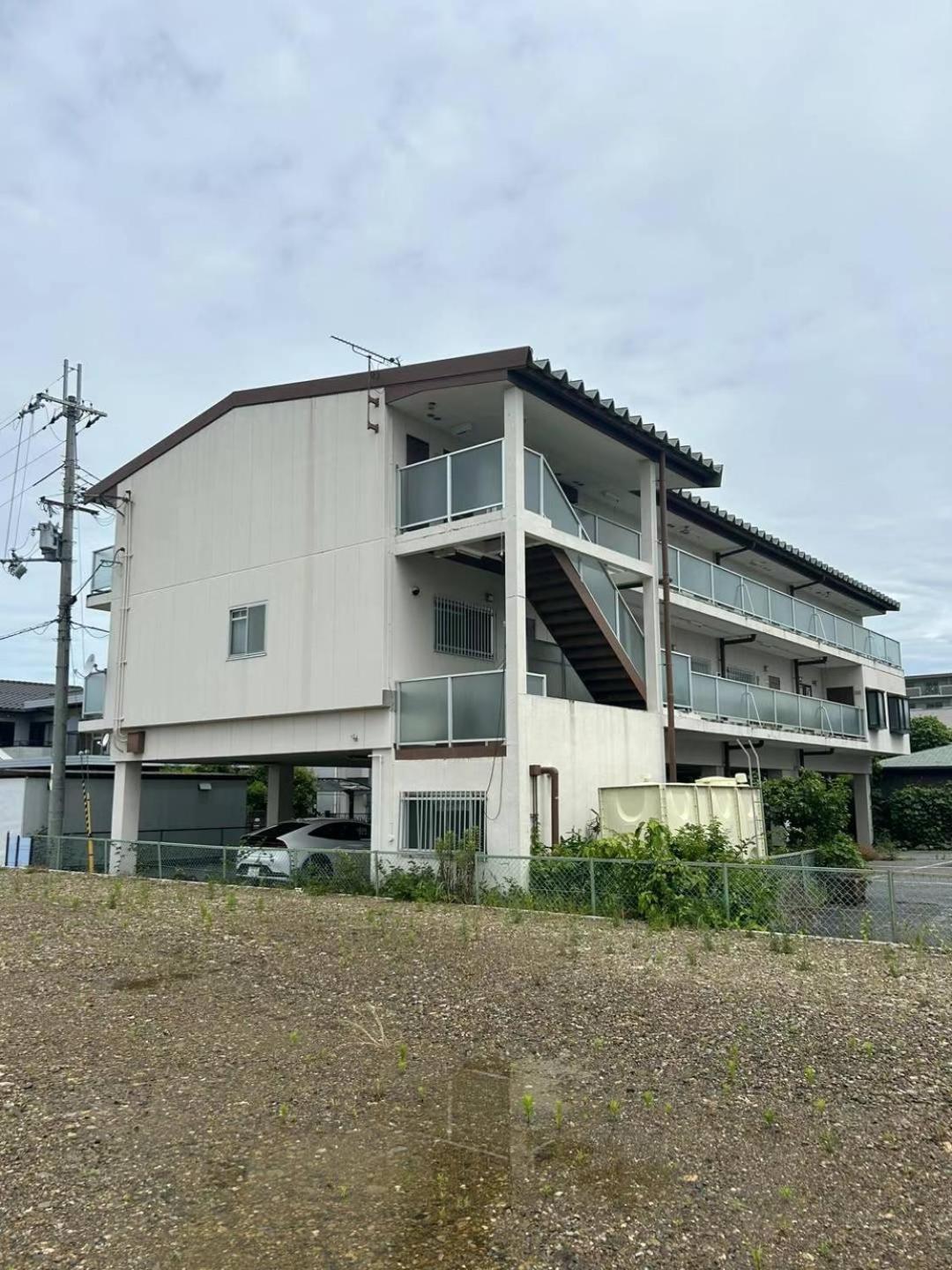 彦根市びわこホテルマンション 50台無料駐車場付き台所あり自動麻雀卓 自転車貸出可 Bbq可 ペット同伴可別途清掃料